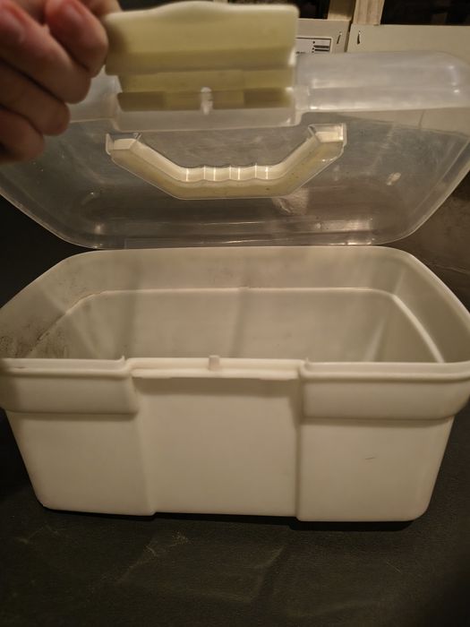 skrzynka na szczotki do pielęgnacji konia