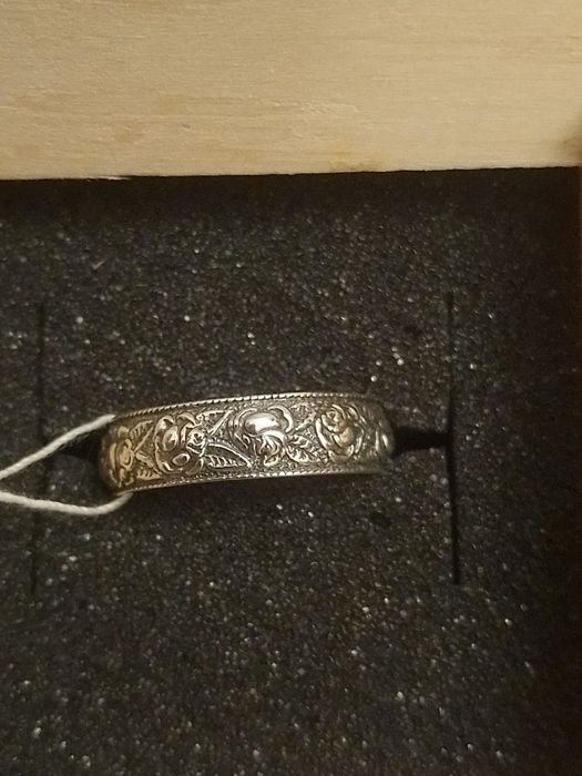 Подарок девушке,колечко"Розы". Новое. 18 р