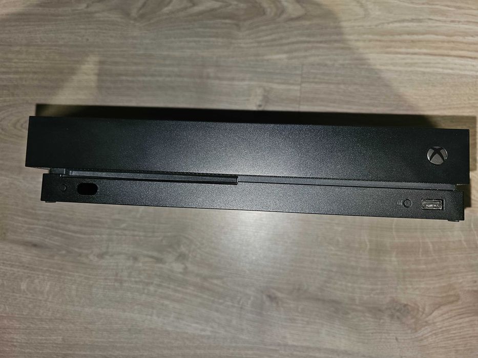Xbox One X 1TB + akcesoria