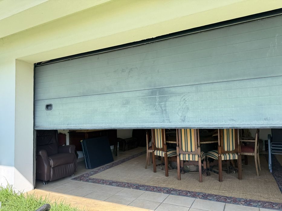 Portão seccionado  de GARAGEM com cerca de 4,50 m x 2,40 m – COMPLETO