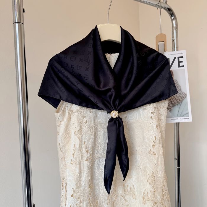 Czarna apaszka lv 90x90 silk nowa