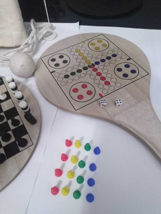 Jogo 4 em 1 Raquetes,Xadrez,Damas e Parchis.