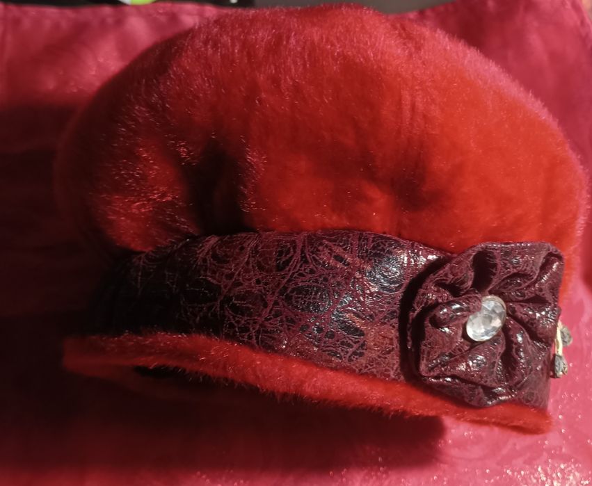 Меховой берет красный