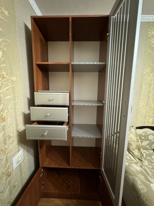 Книжкова шафа