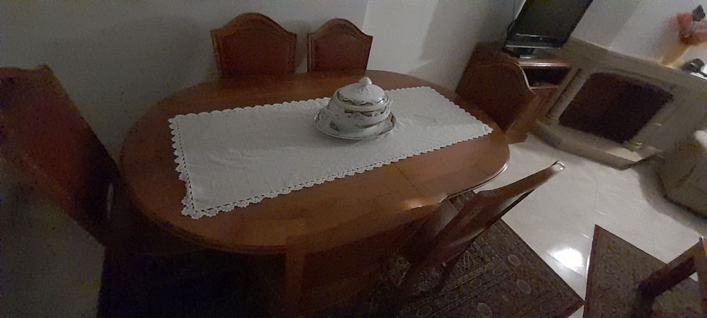 Movel e cadeiras de sala