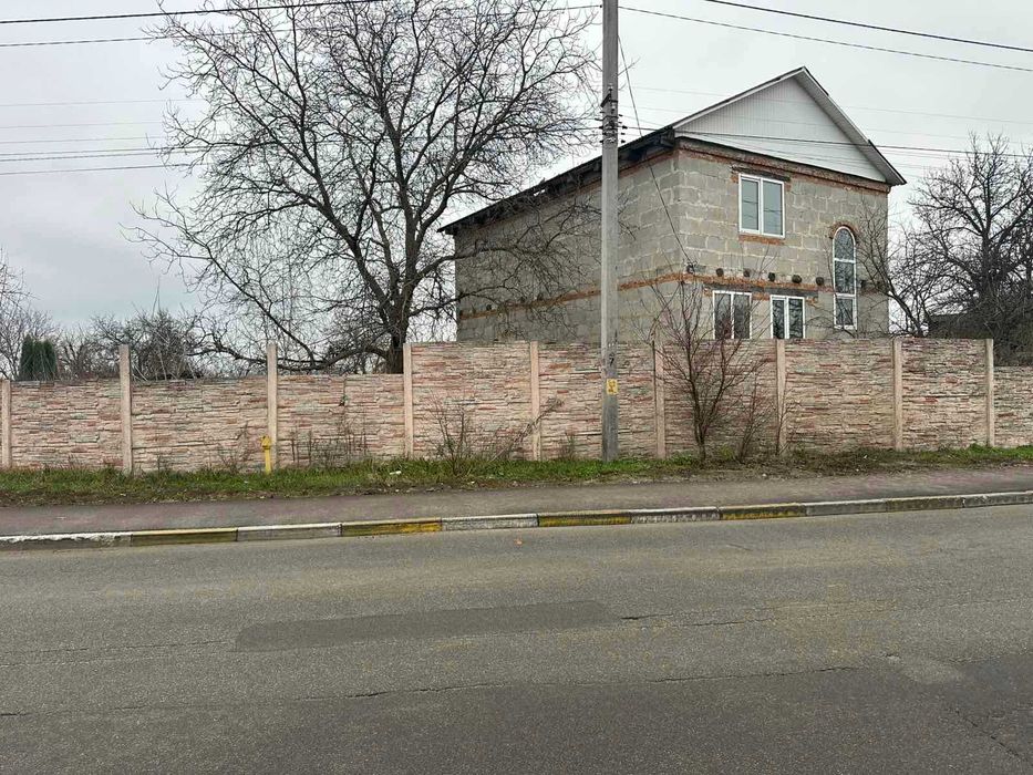 Будинок у самому центрі села Димер з усіма комунікаціями