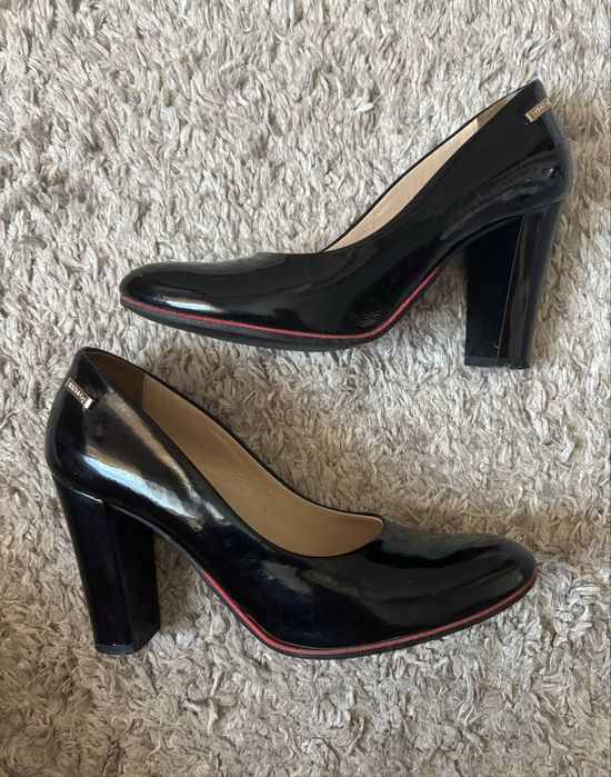 Czarne buty na słupku