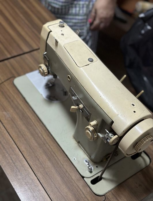 Maquina de costura eletrica com mesa de madeira