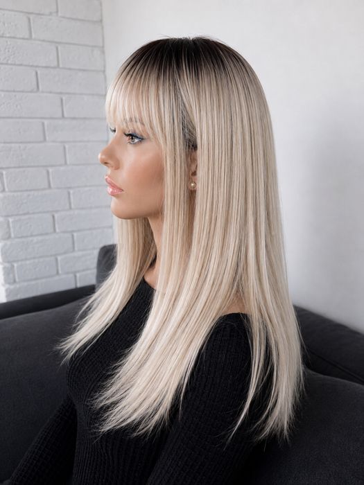 Peruka włosy syntetyczne blond odcienie ciemna gora grzywka