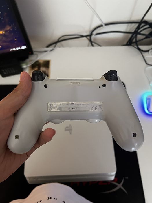Playstation 4 branca com comando e caixa