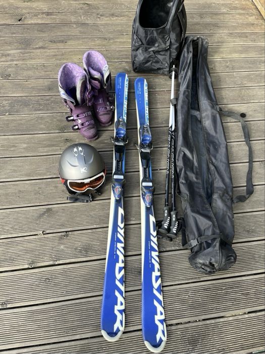 Narty z wiazaniami, buty, kask, gogle + plecak i pokrowiec na narty