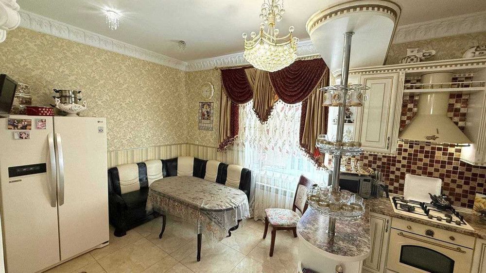 Оренда. Шикарний будинок з доглянутою ділянкою. 5 кімнат, 150 квадратів. Затишний район