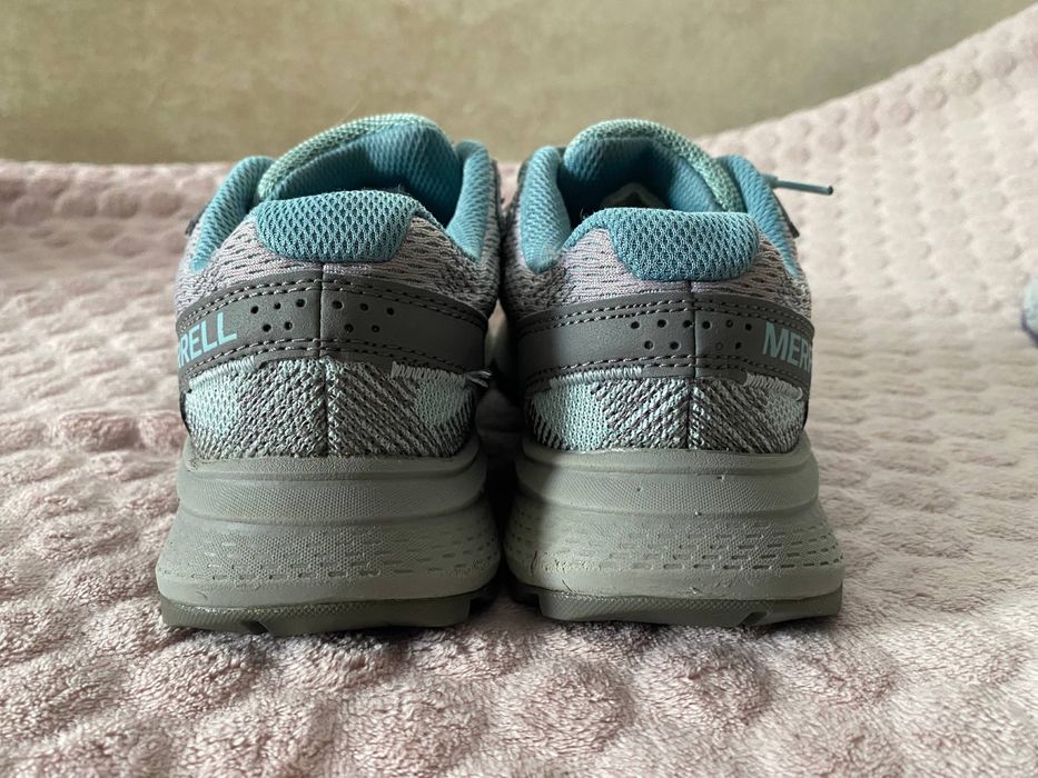 Женские кроссовки Merrell Fly Strike в сером цвете с бирюзовыми деталями.