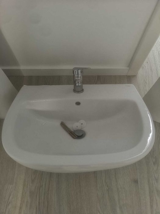 Vendo 2 lavatórios com torneiras