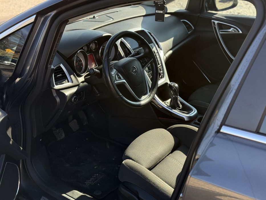 Opel Astra J OPC line 1.4 T 140 KM