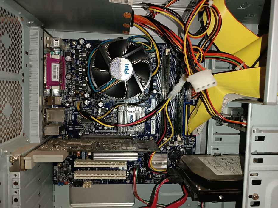 Продам офисный компьютер, в отличном состоянии полностью рабочий.