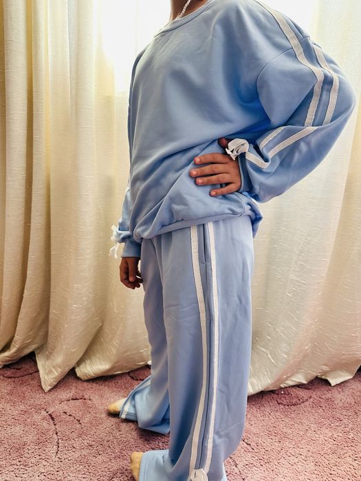 Продам красивый костюм на девочку