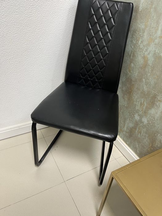 Cadeira preta pouco usada
