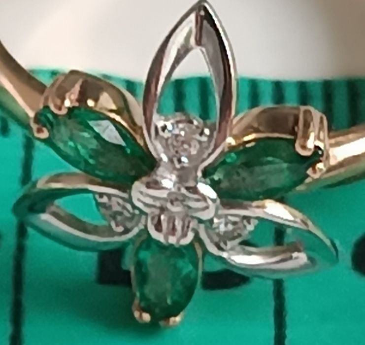 Каблучка золота 585 з діамантами та смарагдами 3,17г р.17,5-18