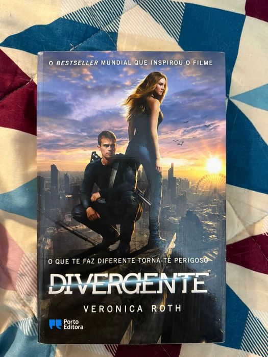 Livro "Divergente" de Veronica Roth