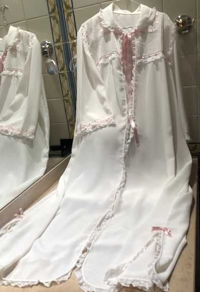 Elegante robe feminino em seda branca com detalhes  em renda