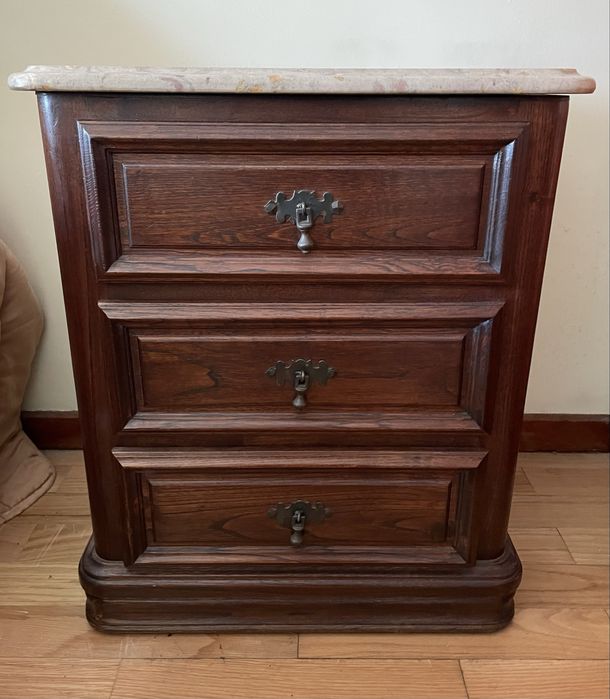 2 Mesas de cabeceira antigas