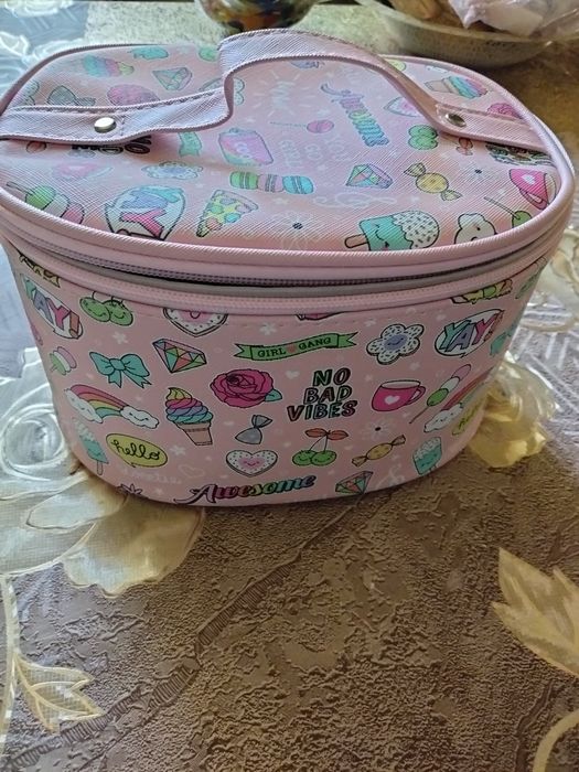 Красивая ,большая косметичка,бледно- розовая с принтом