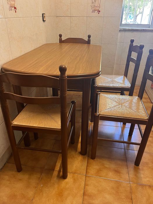 Mesa com 4 cadeiras