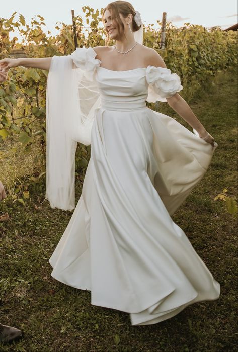 Gładka suknia ślubna z odpinanymi ramiączkami