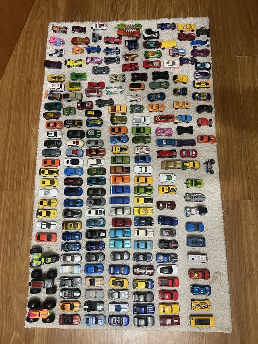 Продам лот хот вiлс