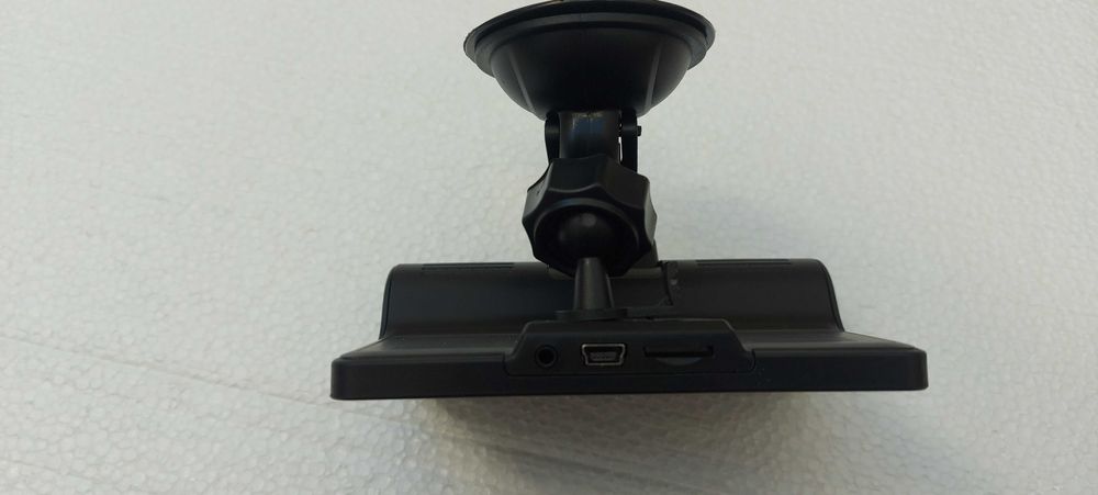 Estou vendendo uma câmera de carro. com duas lentes.