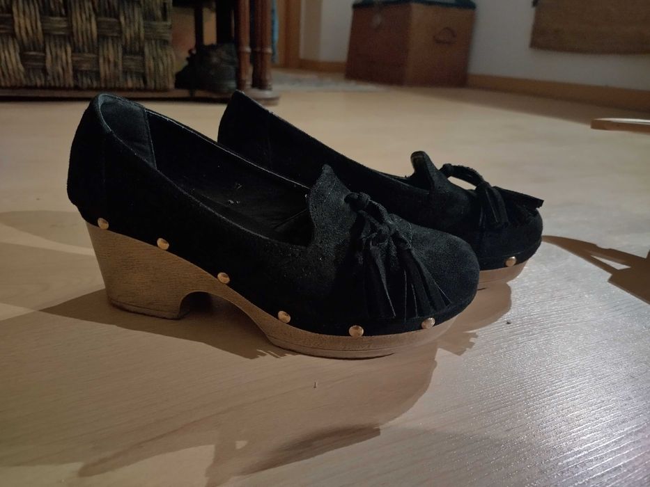 Sapatos pretos de outono