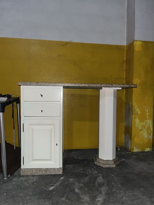 Balcão com tampo em Granito