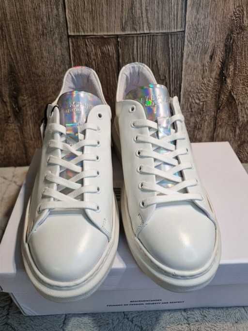 Białe skórzane buty sneakersy Pavement Dee Holographic 40