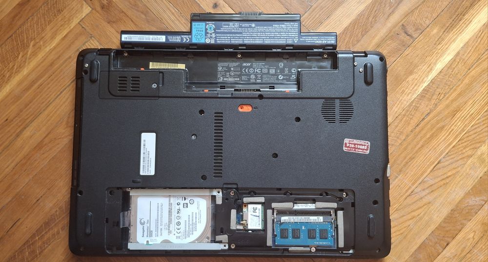 Ноутбук Acer Aspire E1-571G