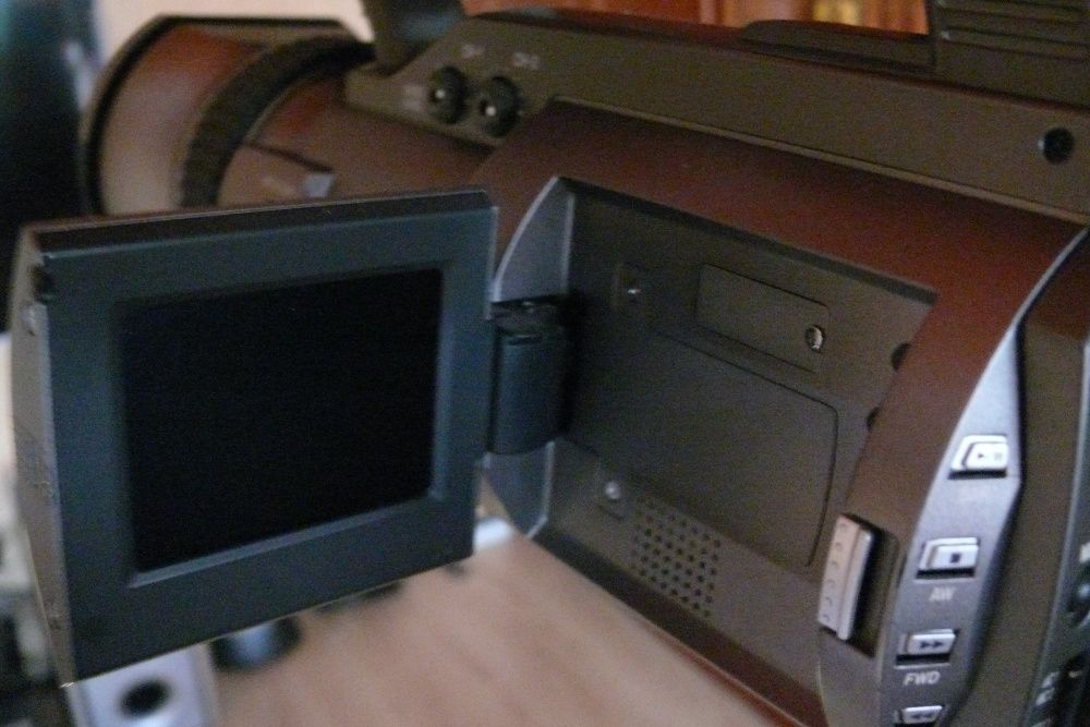 Видеокамера/камкодер JVC JY - DV 300