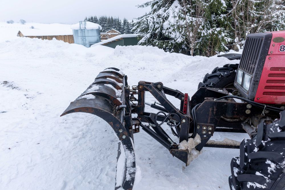 Ciągnik Belarus MTZ 820 + pług do śniegu 2010 r.
