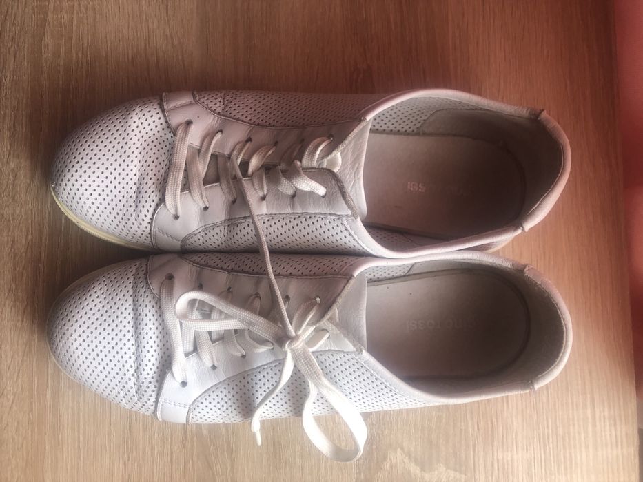 Продам жіноче шкіряне взуття.