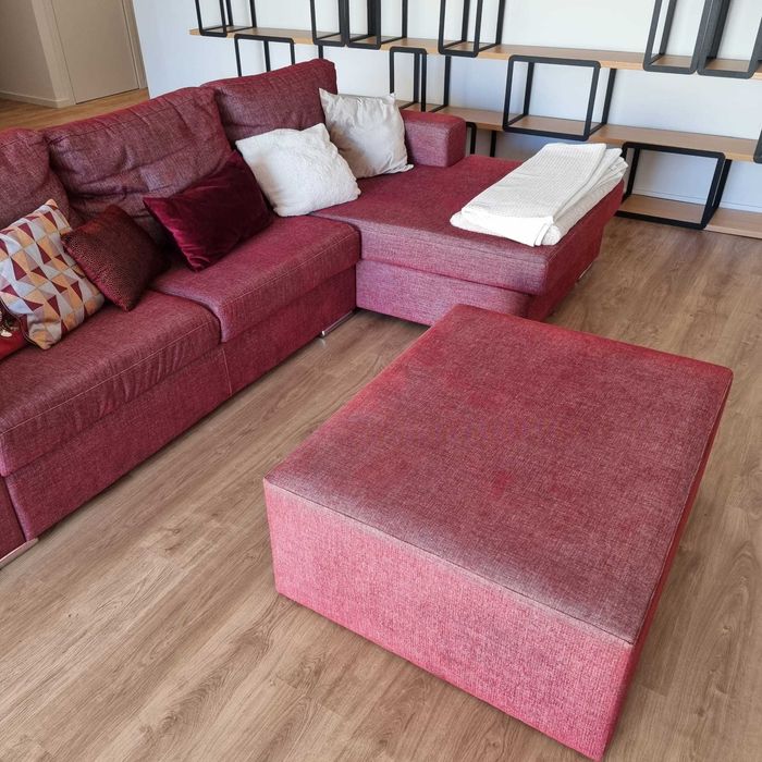 Sofá com chaise longue e puff de centro