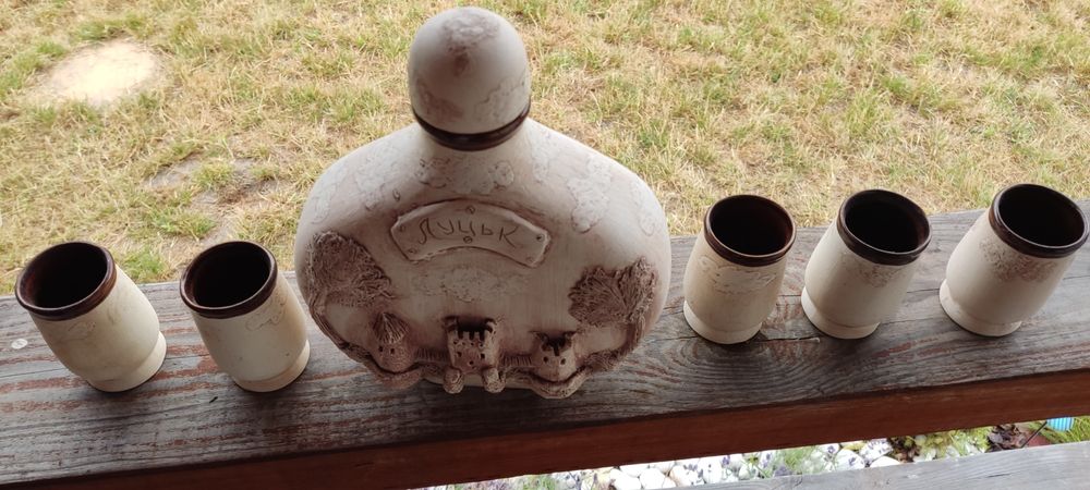 Pamiątkowy zestaw ceramiczna butelka plus 5 czarek z Ukrainy.