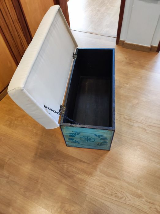 Arca em madeira tampo almofadado - baú, banqueta