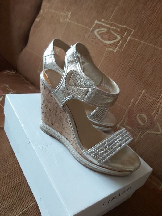 Sandałki na koturnie