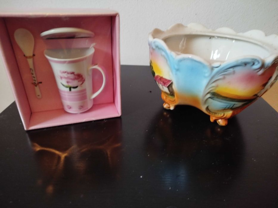 Conjunto de chávena de chá e uma taça.