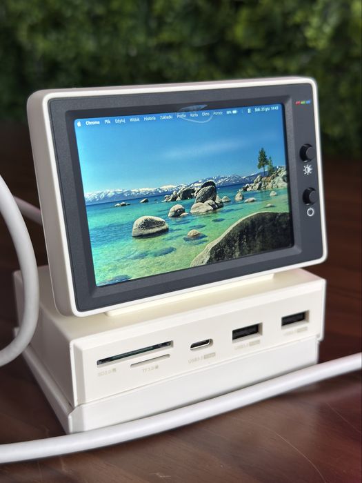 Stacja dokujaca / hub z wyswietlaczem