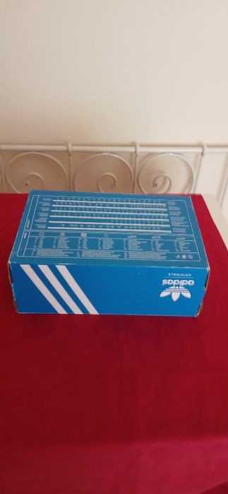 Caixa Adidas, vazia