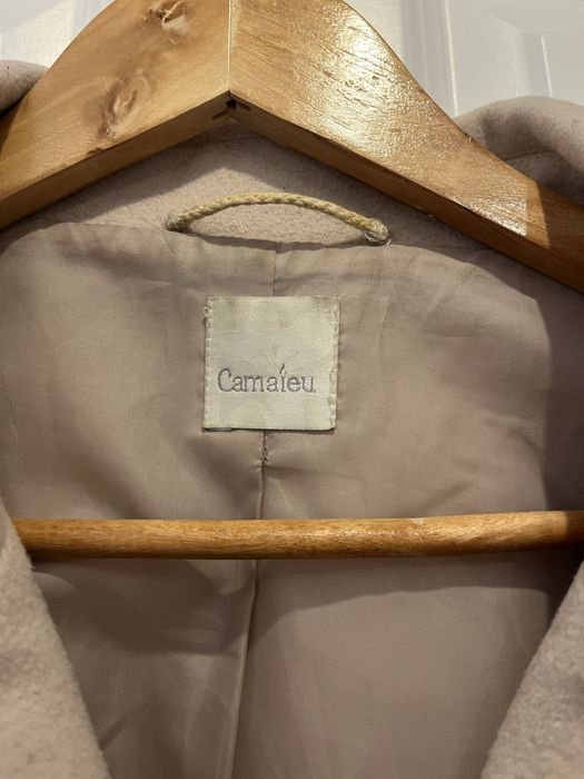 Beżowy, krótki plasz damski.