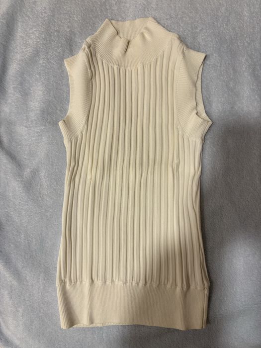 Camisola canelada sem manga, nova sem etiqueta, da Pesponto