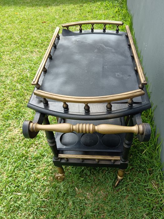 Carrinho de apoio vintage em madeira – Estilo clássico dourado/preto