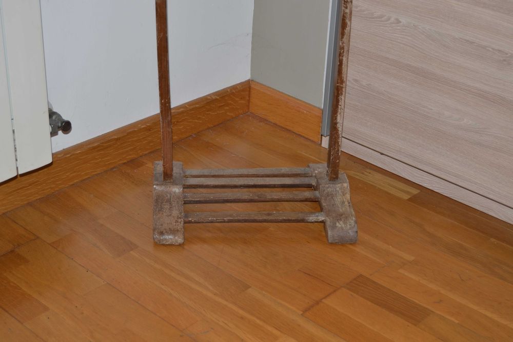 Cabide porta-fatos de madeira