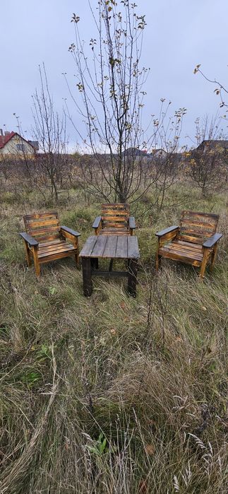 Вуличні садові меблі з піддонів. Меблі з вторинних матеріалів. Лофт.